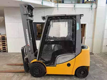 Diesel Forklifts 2018  Jungheinrich DFG 320 S / Halbkabine / 878 Std. (1)