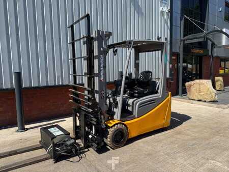 Electric - 3 wheels 2017  Jungheinrich EFG 220 / 2471 Std. (1)