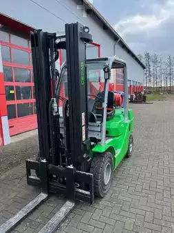 Gázüzemű targoncák 2022  Cesab M325 GV (1)