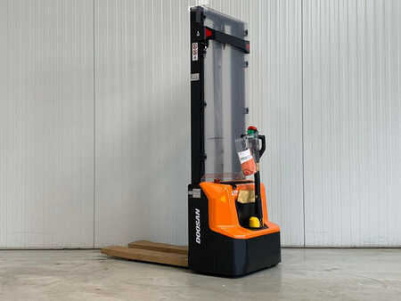 Stacker pedestre 2023  Doosan LSM12N-7 (1)