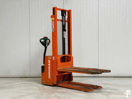 Apilador eléctrico 2013  Doosan LEDS12.5C (3)