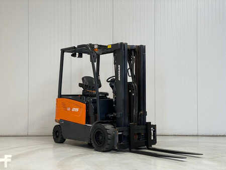 Eléctrica de 4 ruedas 2020  Doosan B25X-7 (1)