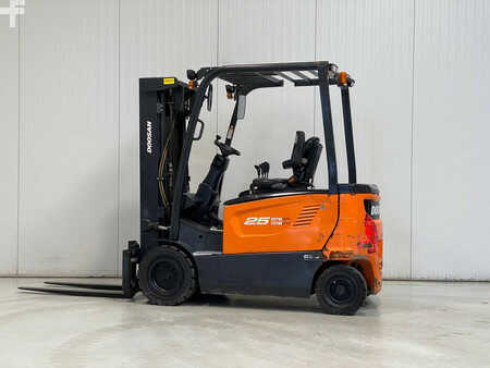 Eléctrica de 4 ruedas 2020  Doosan B25X-7 (2)