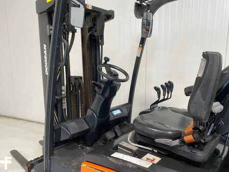 Eléctrica de 4 ruedas 2020  Doosan B25X-7 (3)