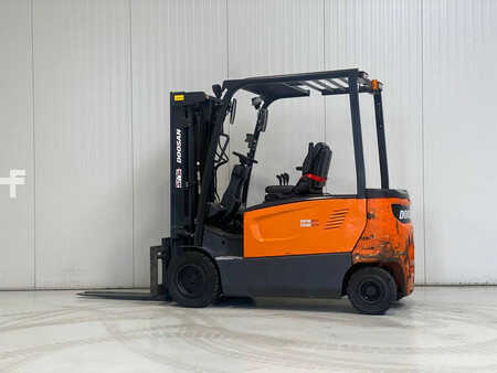 Elektryczne 4-kołowe 2016  Doosan B30X-7 (2)