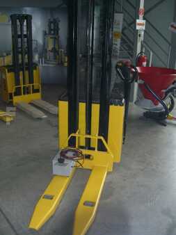 Pallet Stackers 1998  Yale MS 10 E (3) 