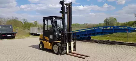 Gázüzemű targoncák 2018  Yale GLP30MX (1)