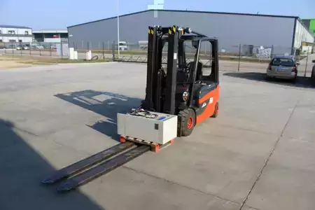 Elektromos 4 kerekű 2013  Linde E25L - 01 (1)