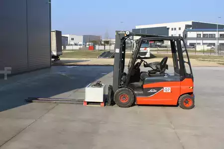 Elektromos 4 kerekű 2013  Linde E25L - 01 (2)