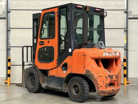 Carretilla elevadora diésel 2015  Doosan D35C-7 (2)