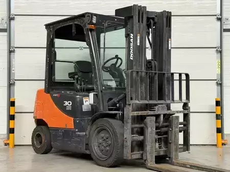 Chariots élévateurs diesel 2017  Doosan D 30 S-5 (1)