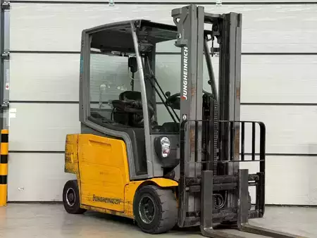 Eléctrica de 4 ruedas 2019  Jungheinrich EFG 320 (1)
