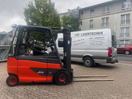 Eléctrico - 4 rodas 2015 Linde E25 HL (1)