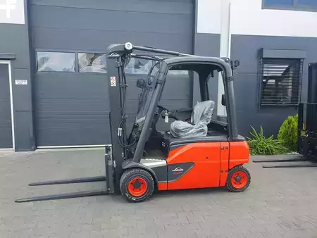 Elektryczne 4-kołowe 2025  Linde E20PL (1)