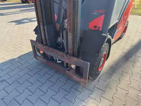 Wózki gazowe 2014  Linde H 25 T-02/600  393 (3)