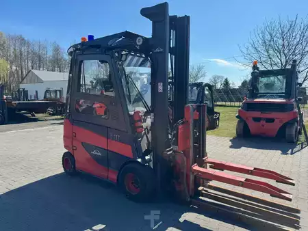 Elektryczne 4-kołowe 2020  Linde E 30 H 01 - 600 (1)