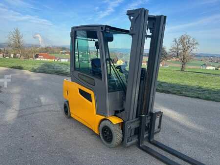 Carrelli elettrici 4 ruote 2017  Jungheinrich EFG 316 (1)