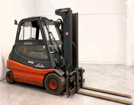Sähkö - 4 pyör 2011  Linde E25-03 (1)