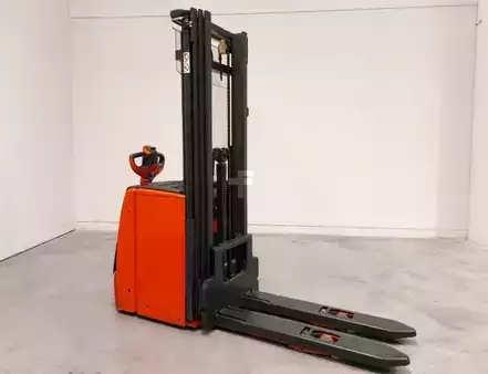 Stacker de condutor em pé 2018  Linde L16 (3)