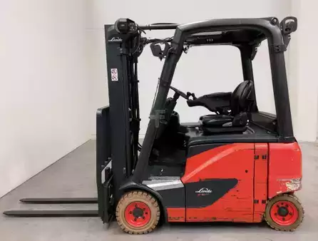 Elektryczne 4-kołowe 2021  Linde E16PH-02 (2)