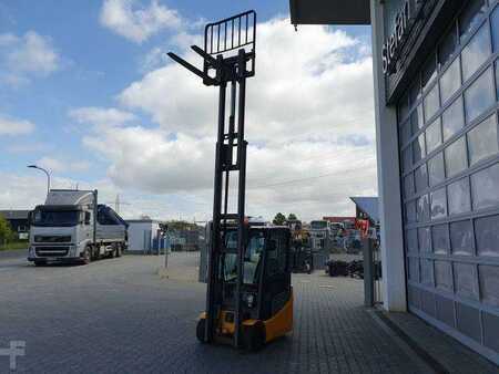 Eléctrico - 4 rodas 2016  Jungheinrich EFG 215 / Triplex: 4.25m! / SS / 2.472h! / 2020 (10)