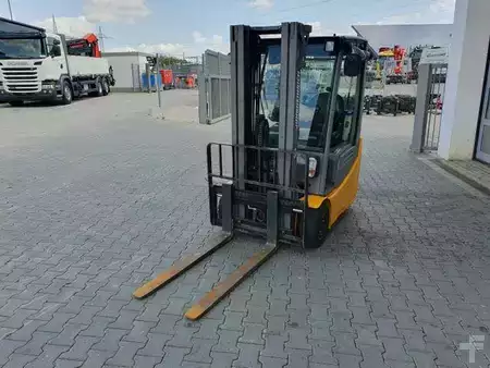 Sähkö - 4 pyör 2017  Jungheinrich EFG 215 / Triplex: 4.25m! / SS / nur 2.184h! (8)