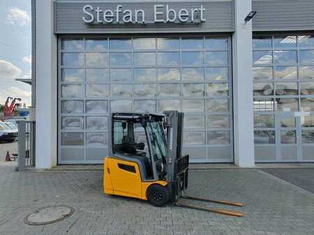 Eléctrico - 4 rodas 2017  Jungheinrich EFG 215 / Triplex: 4.25m! / SS / nur 2.184h! (1)