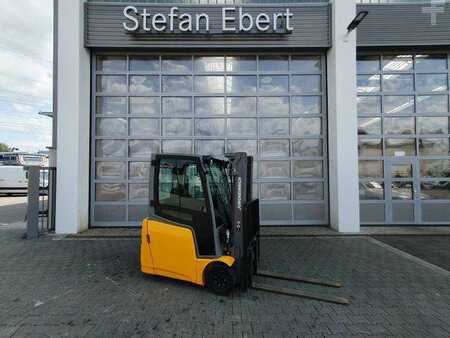 Eléctrico - 4 rodas 2016  Jungheinrich EFG 215 / Triplex: 4.25m! / SS / 4.166h / 2024 (1)