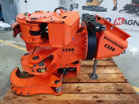 Ostatní 2018  [div] Woodcracker C250 Fällgreifer / DEMO / 2018 (2)