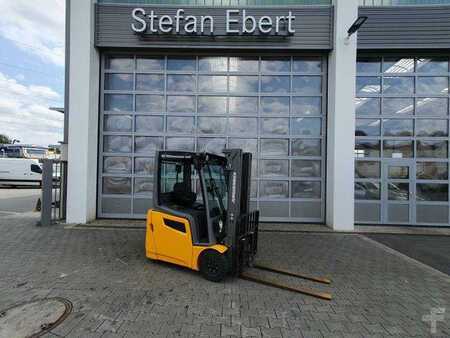 Eléctrico - 4 rodas 2017  Jungheinrich EFG 215 / Triplex: 4.25m! / SS / nur 1.368h! (1)