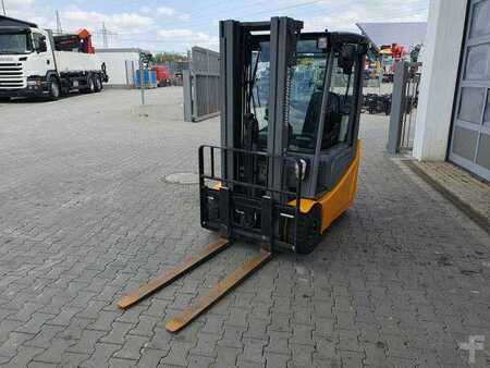 Eléctrico - 4 rodas 2017  Jungheinrich EFG 215 / Triplex: 4.25m! / SS / nur 1.368h! (8)