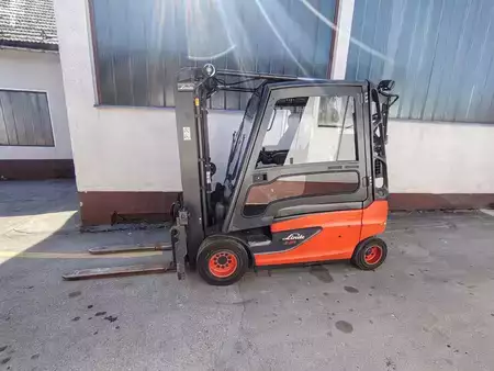 Electric - 4 wheels 2017  Linde E25L-01 387 (1)