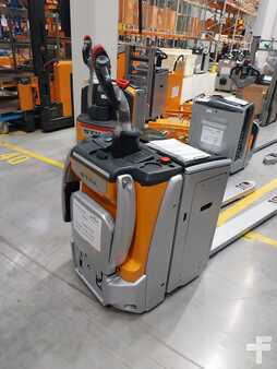 VZV s plošinou pro řidiče 2021  Still EXHSF20 (1)