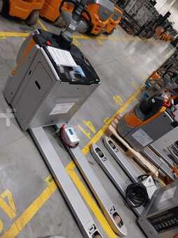 VZV s plošinou pro řidiče 2021  Still EXHSF20 (4)