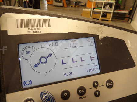 Chariots à mât rétractable 2022  Still FMX25 (9)