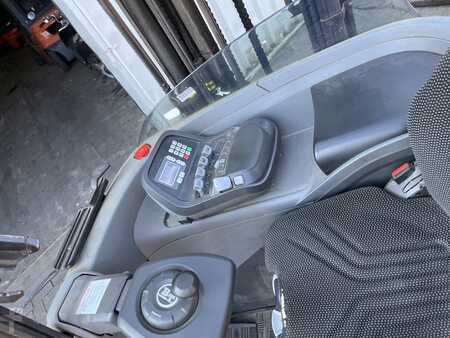 Reach Trucks 2015  Toyota (error)RRE140 (2)