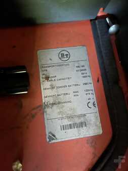 Carretilla retráctil 2015  Toyota RRE160 (2)