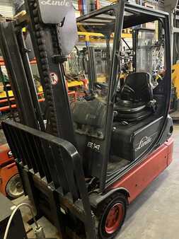 3-wiel elektrische heftrucks 2006  Linde E14 (1)