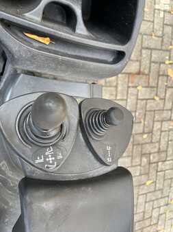 Elektryczne 3-kołowe 2011  Linde E14-01 (2)