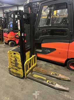 Ruční vysokozdvižný vozík 2010  Yale MS12AC (2)