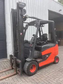 Elektryczne 4-kołowe 2011  Linde E30H-01/600 batt2020 (1)