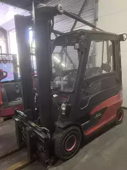 Elektryczne 4-kołowe 2017  Linde E25L-01 (1)
