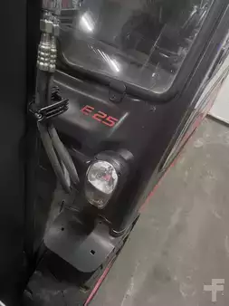 Elektryczne 4-kołowe 2017  Linde E25L-01 (2)