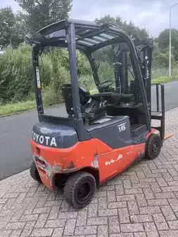 Eléctrica de 4 ruedas 2017  Toyota 8FBM16T (2)