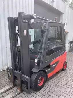 Elektryczne 4-kołowe 2021  Linde E25L-01 (1)