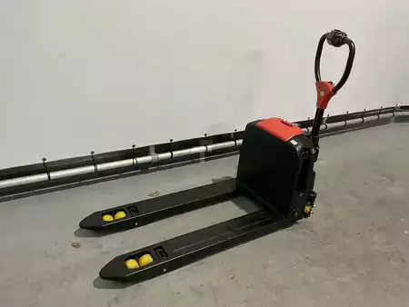 Wózki niskiego podnoszenia 2026  EP Equipment F4 Li-ion pallettruck met zwenkwielen (1)