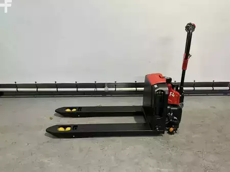 Wózki niskiego podnoszenia 2026  EP Equipment F4 Li-ion pallettruck met zwenkwielen (2)