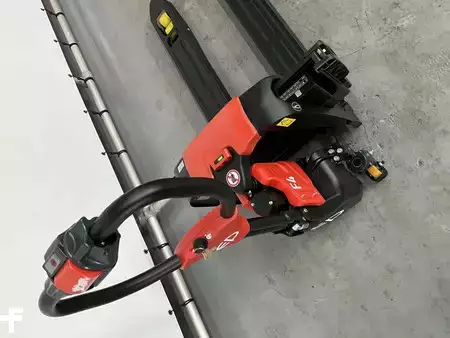 Wózki niskiego podnoszenia 2026  EP Equipment F4 Li-ion pallettruck met zwenkwielen (8)