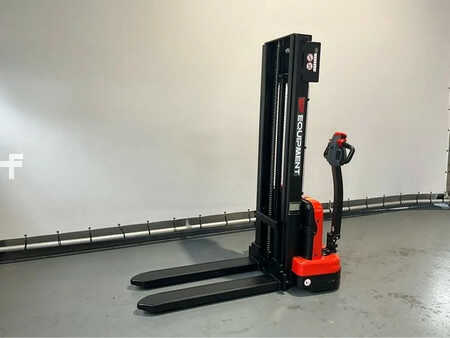 Pallet Stackers 2025  EP Equipment EST 124 hefhoogte 3,0 meter (1)