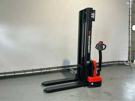 Pallet Stackers 2025  EP Equipment EST 124 hefhoogte 3,30 meter (1)